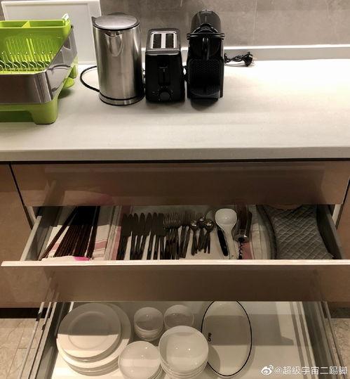 吃瓜在宿舍里,揭秘宿舍生活的趣味瞬间