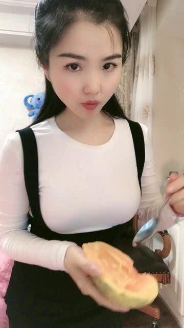 气质好的女人吃瓜,瓜果中的美丽秘诀
