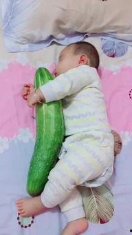 孩子吃爸妈的瓜,孩子吃爸妈“瓜”的温馨瞬间