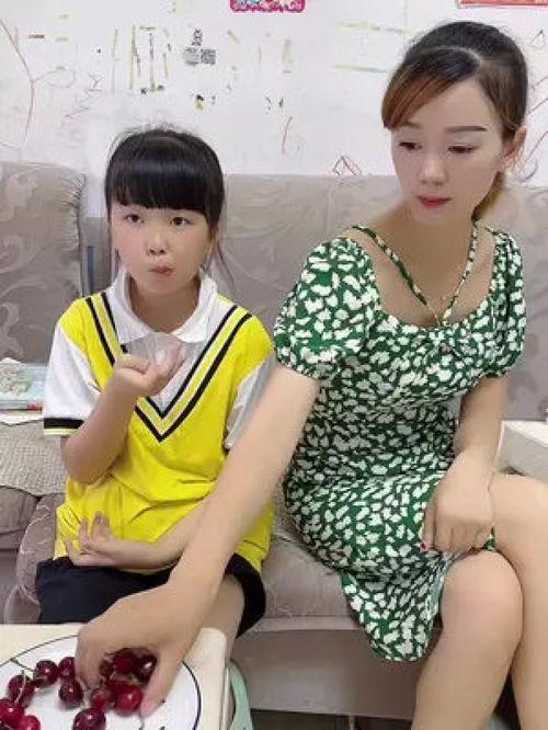 母女吃瓜搞笑演绎,一场欢乐的“瓜田”盛宴