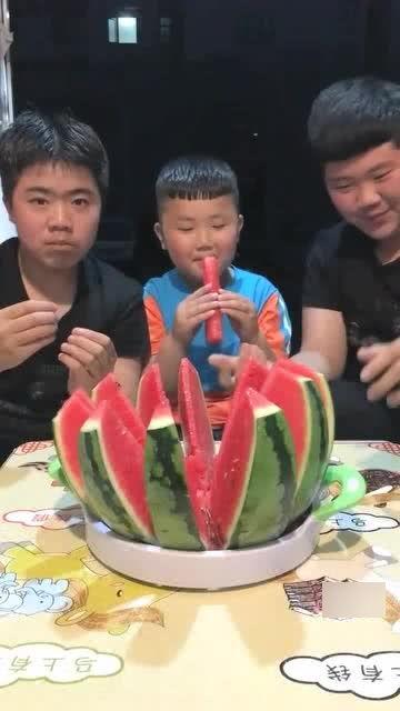 兄弟吃瓜