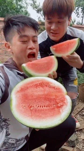 兄弟吃瓜