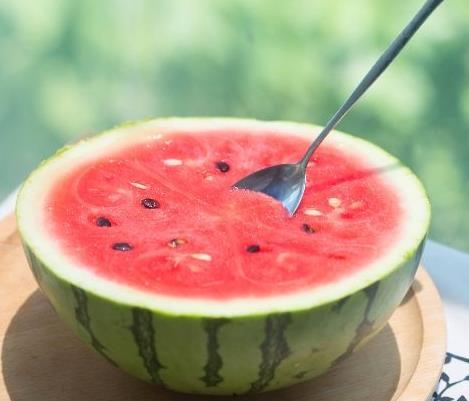 平时吃的西瓜怎么叫瓜,揭秘西瓜的别称与食用文化